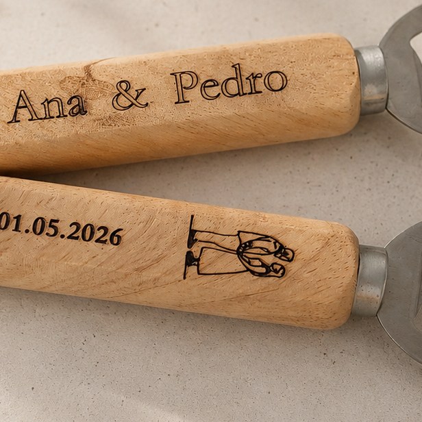 Abre-garrafas em madeira gravado a laser, lembrança de casamento
