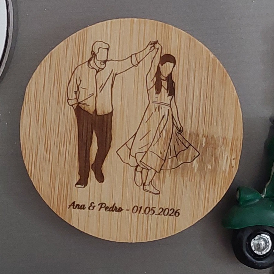 Base gravada a laser com ilustração de casal, presente de casamento